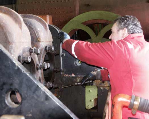 Colin Springthorpe cleans the frames around the centre cylinder casting. March 23 2003 &copy; Martyn Bane