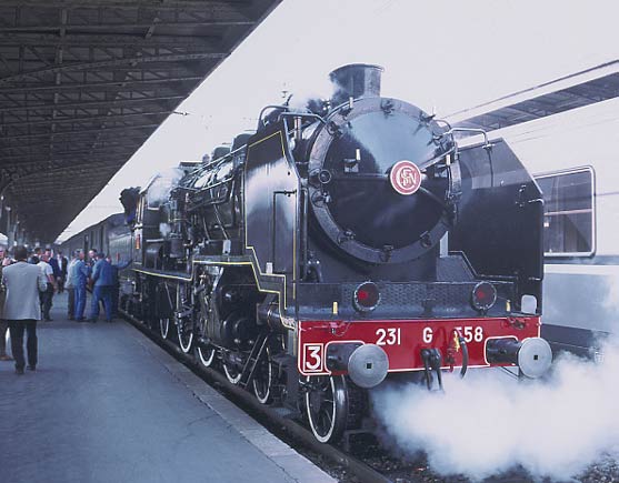 Having backed down on the the stock in platform 9 Paris Est 231G558 prepares for the 502km (312miles) trip to Strasbourg. Note the headlamps still have the red shades from when the loco was running backward in to the station. May 28 2003