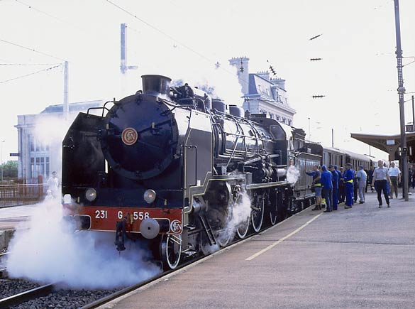 With all passengers off the train 231G558 prepares to set back toward Toul yard for servicing. May 28 2003