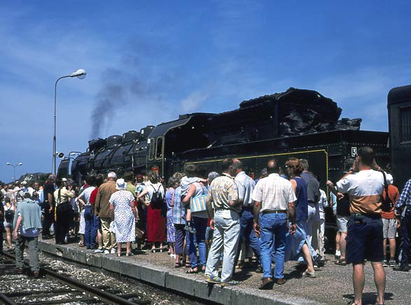 Chaumont was heaving under what seemed to be half the population. Very shortly after arrival 231G558 is surrounded. June 1 2003