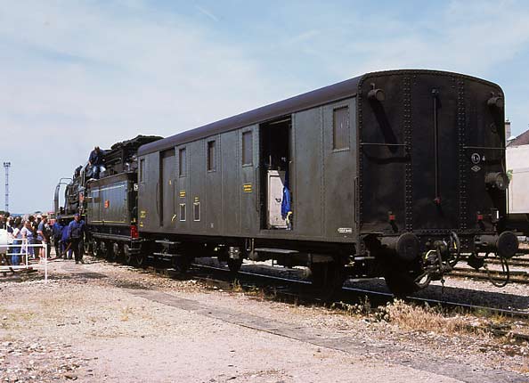 SNCF allowed passengers and locals in to the yard alongside the station to watch the servicing of 231G558 accompanied by her support vehicle. June 1 2003