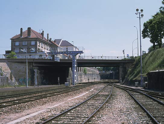 The approach to Chaumont is through this lined cutting. Shame we couldn't get of a shot of the 231G coming through it. June 1 2003