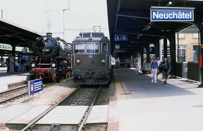 BLS Re 4/4 191 sits on a push pull set alongside the recently arrived 01 202 at Neuchâtel. May 31 2003