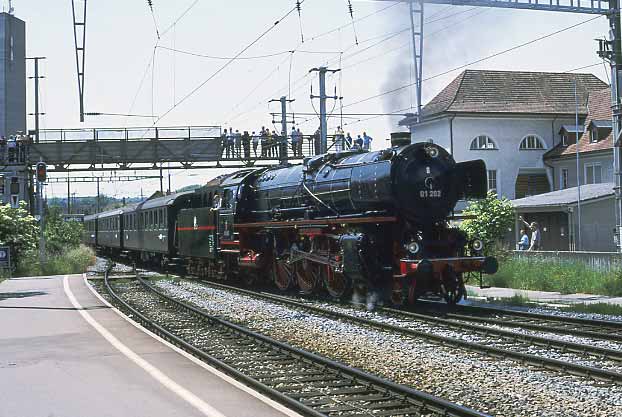 At Kerzers there was a runpast. Unfortunately the sun was not in the best position. Here 01 202 sets back on to the single line before gently running forward. May 31 2003