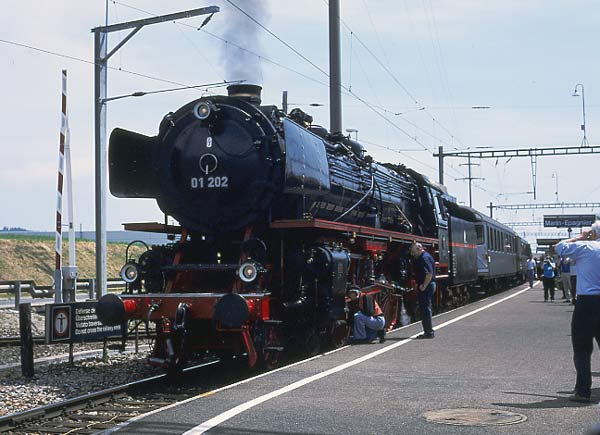 A stop was made at Marin-Epagnier to allow a following local service to overtake before proceeding to Neuchâtel for the lunchtime break. May 31 2003