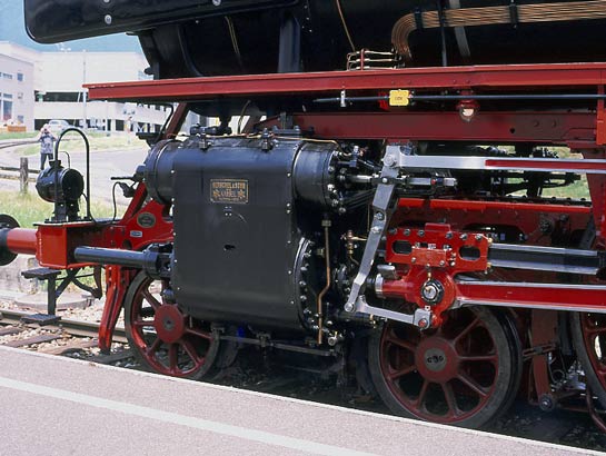 01 202 is kept in immaculate condition. There seems to be not a drop of oil out of place on the motion ! May 31 2003