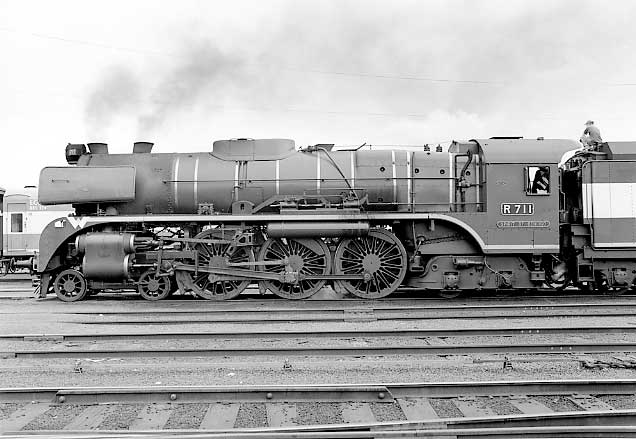 R711 takes oil and water at Warrnambool. September 1 2001