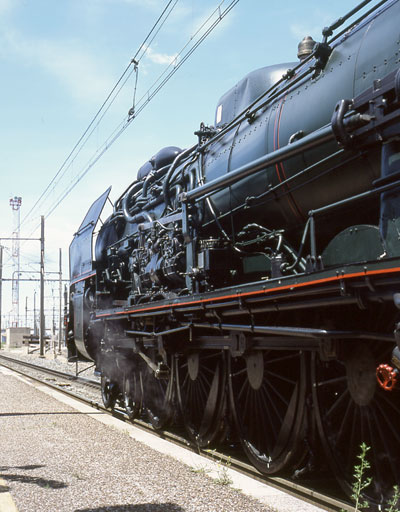 The 241Ps are not the prettiest locos around. On the driver's side running plate the ACFI feedwater pump, hot and cold sides, takes up quite a lot of space.