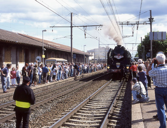 Mont&eacute;limar was booked as a photo stop. However there was little chance of an unrestricted view as half the town had turned out to see the train! 