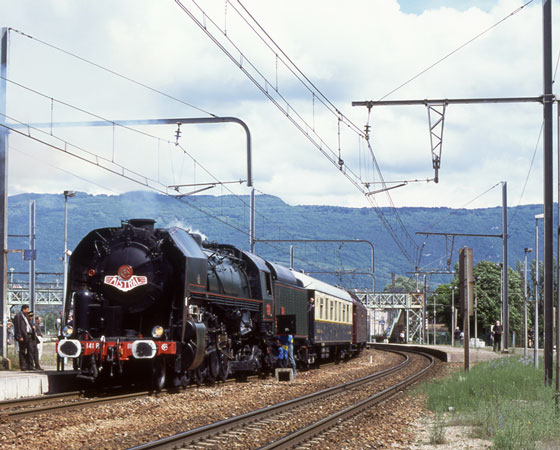 141R 1199 takes water at Culoz. This station, set in a wide valley, is the junction between the Chambery and Geneva routes. During our stay a TGV heading for Geneva passed on the other side of the station.