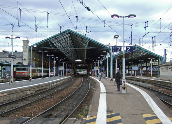 Lyon Perrache viewed from the north end of the station at 07:09 and no sign of our train!
