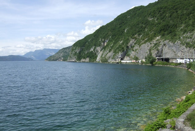 And this is the view in the direction of travel, towards Culoz with the railway about to go into a tunnel.