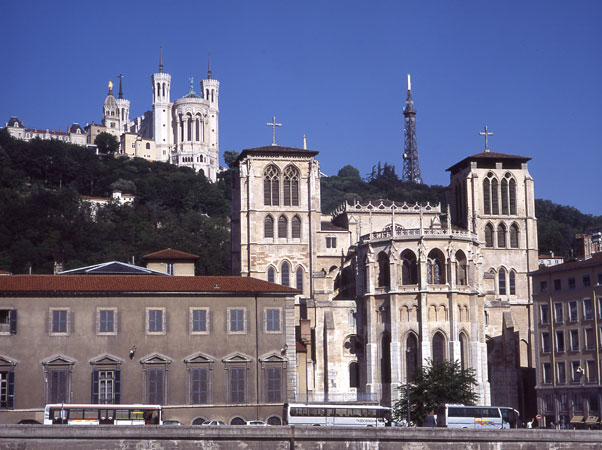 In the foreground is the Saint-Jean Cathedral and on the hill, to the left, is the Basilica Notre-Dame de Fourvi&egrave;re and on the right the Tour m&eacute;tallique de Fourvi&egrave;re.