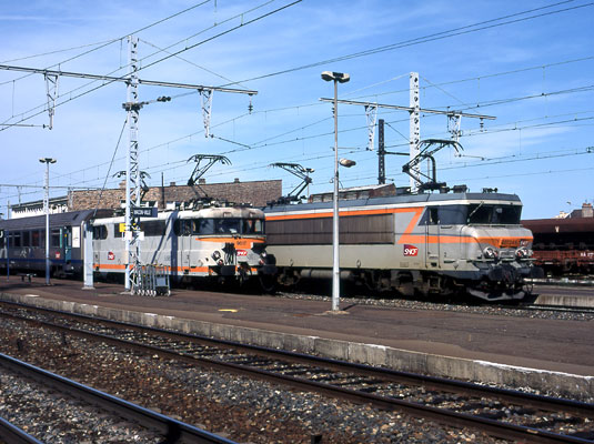 Electrics on southbound services at M&acirc;con Ville. 