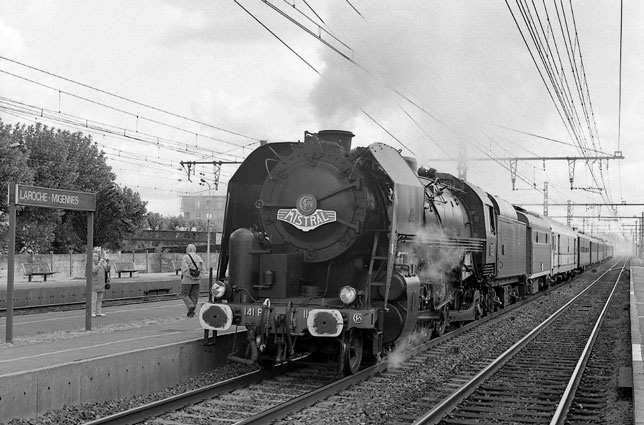 141R 1199 at Laroche-Migennes waiting to come off the train for water.