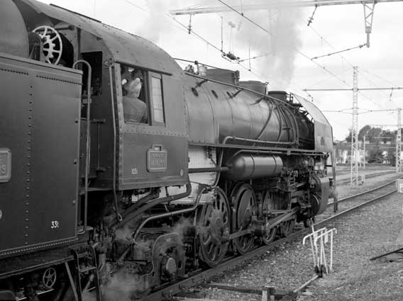 141R 1199 at Les Laumes, prior to shunting the set back to gain access to the booked departure platform.