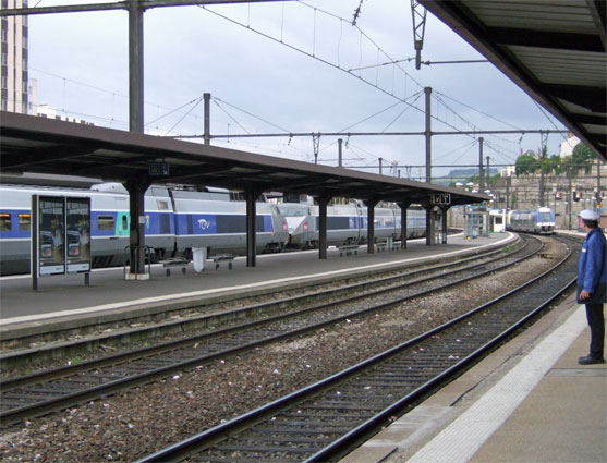 Dijon Ville station at 06:54. The service train to Les Laumes can be seen pulling in from Laroche. It reversed at Dijon heading back to Laroche.