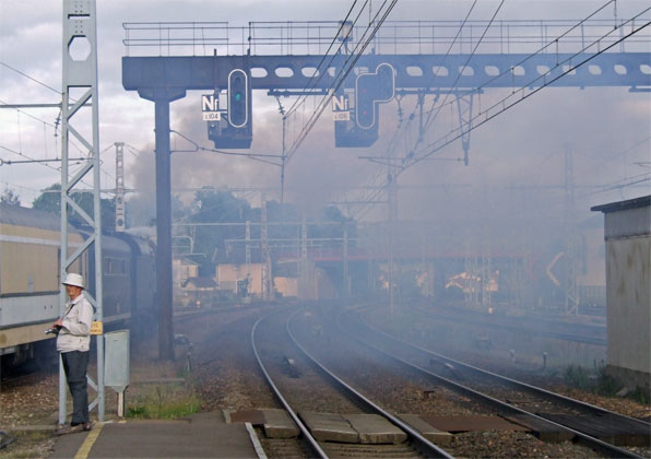 141R 1199 lays a smoke screen across the mainlines at Les Laumes....