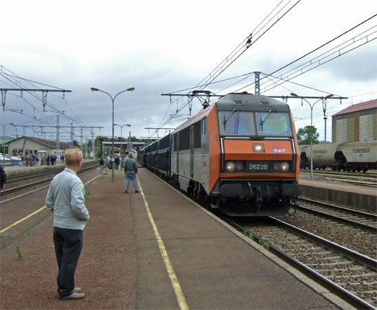 Sybic electric locomotive 26228 head up Blaisy Bas bank through Les Laumes with a freight train. In 1941 Chapelon 240P 5 passed Les Laumes at close to 110kph hauling a 800t train. The power output was recorded as being 2600dbhp which, when corrected for output on level track, would be just below 3000dbhp. Later in the climb the output rose to 3600dbhp (equivalent for level track.)