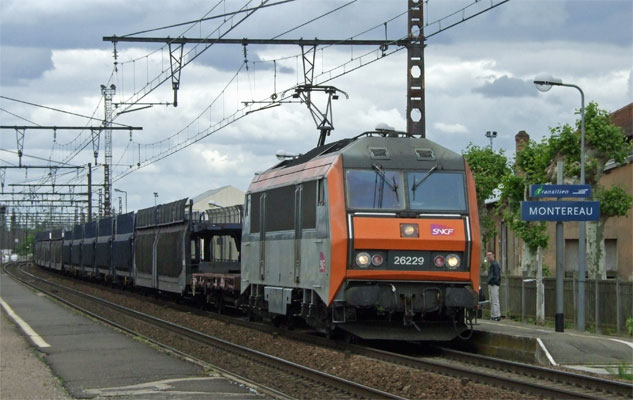 How likely is this - the next Sybic I photographed was 26229 - the next loco numerically after the machine photographed that morning passing Les Laumes! This largely empty freight working passes Montereau. Several of the vehicles sounded to have bad wheels flats.