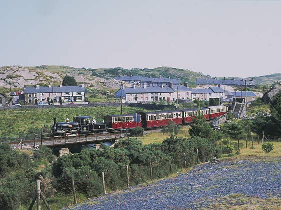 2-4-0stt Linda, running about an hour down, with the 16:00 service from Porthmadog at Groesfforth, near Glan-y-Pwll depot, on the approach to Blaenau Ffestiniog. July 13 2003