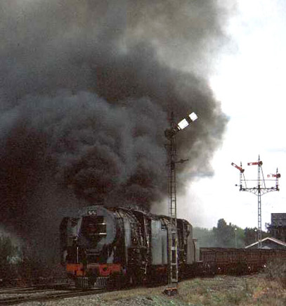 Pre-modification 25NC 3450 pilots 25NC 3461 on a freight service at Orange River. The amount of smoke was not untypical of SAR operation and can is a very visual reminder of why the steam locomotive became so unpopular. With the adoption of Porta combustion technology Wardale was able to show such scenes need not be typical. October 14 1976.  Roger Griffiths 