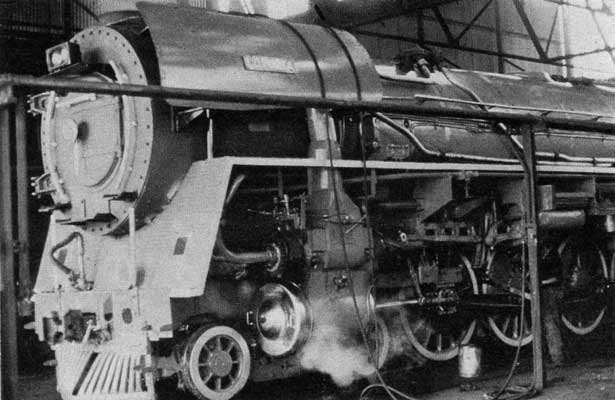Raising steam at Paarden Eiland shed on February 10, before the test run to Kimberley. Note the compressor air lines for forced draught. Photo: "Rooinek" 