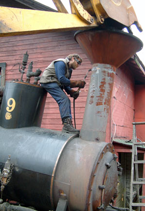 Gas-axing the top section of No.9's chimney for reuse shortly. October 20 2003 Courtesy of Nigel Day