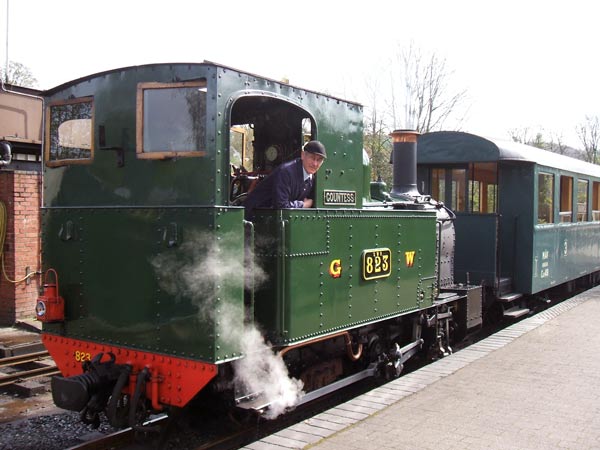 Driver Bowden with 823 at Llanfair Caereinion. 03 May 2008 &copy; Shaun McMahon