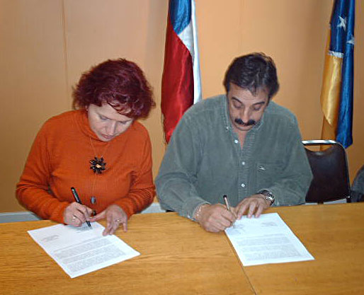 Puerto Natales - 29 May 2006. The Governor of the Ùltima Esperanza (left) and Mayor of Rio Turbio (right) sign the historic Declaration of Acceptance. Courtesy of Municipality of Puerto Natales.