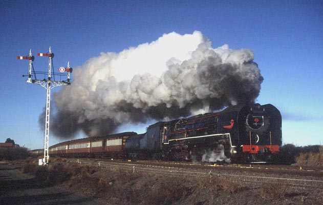 25NC 3454 sets off from Orange River. July 3 1999. © Roger Griffiths