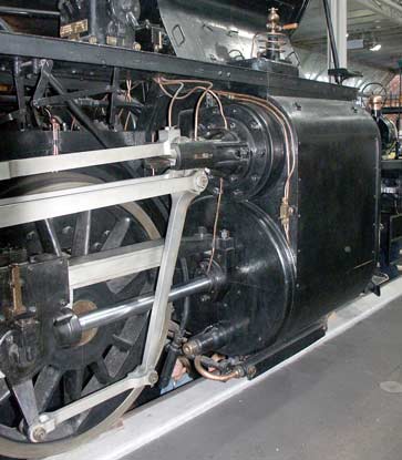 The low pressure cylinders are huge - 690mm (27") diameter by 640mm (25") stroke. October 4 2003