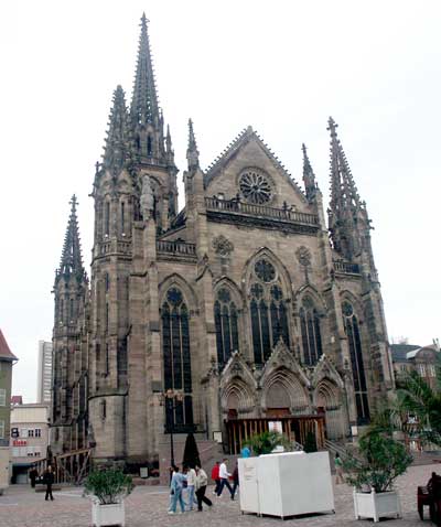 Saint Etienne's Protestant Church dates from the 16th century is is certainly not painted ! October 8 2003