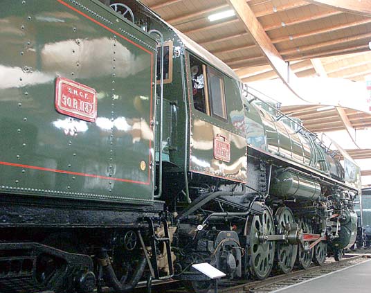 141R1187 is preserved with a full set of Boxpok wheels. However not all were delivered with them, some came with spoked wheels. In service is was quite common to see locomotives with a mixture of the wheel type. October 9 2003