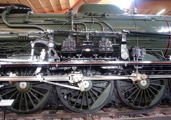 The ACFI feedwater pump is surrounded by the substantial reversing gear. The centre section of the ACFI pump is the actual pump whilst the cold water was pumped from the righthand side and the heated water from the lefthand side. October 9 2003