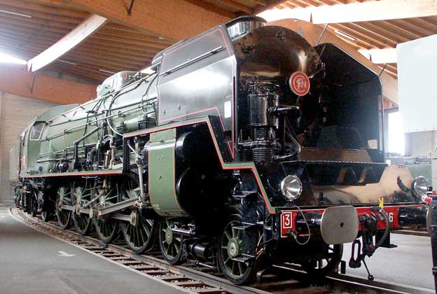 241P16 seen from the other side showing the air pump location. The frames of these locomotives were not really strong enough to absorb the power the locomotives could produce, but axle loading restrictions precluded making them any stronger. The inadequate frames flexed too much making the locomotives susceptible to hot axle boxes. Typical of most compounds derived from PLM types there was one reverser with a fixed ration between the cutoff in the high and low pressure cylinders. October 9 2003