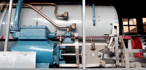 With the side removed the boiler, cylinder, motion and gearing can clearly be seen. October 9 2003