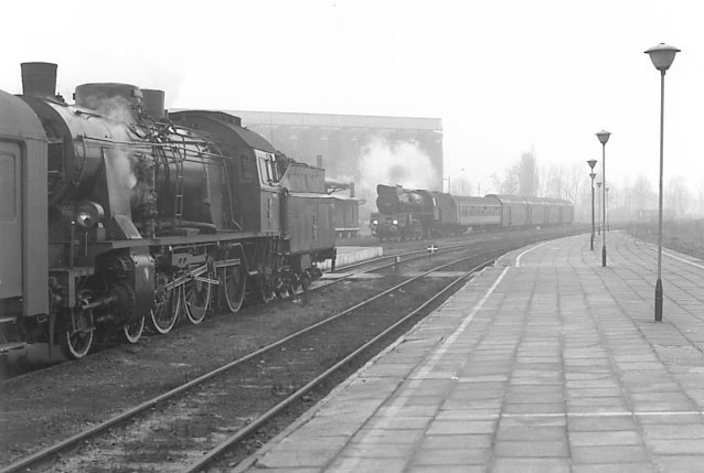 PKP Ok22 31 stands at Grodzisk station as Ol49 81 arrives with the 08:10 from Poznan. April 5 1996