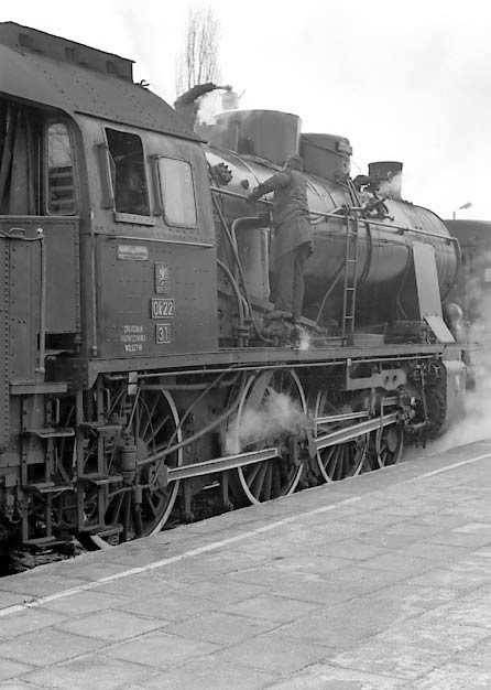 PKP OK22 31 at Grodzisk with the daily pickup goods whilst the crew do some cleaning. April 4 1996