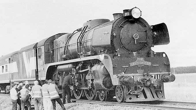 Near Birregurra one Saturday morning R 711 suffered a major failure of the Fireman's-side motion gear. This caused the piston to punch through the front cover of its cylinder. In a photo taken an hour or two later; Steamrails fitter-in-charge Warren Hall is effecting emergency repairs that will allow 711 to be towed to Colac. Thirteen days later the rectified loco re-entered service. 15. 7.2000. MATT GRASS