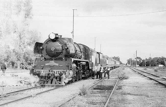 West Coast Railway's R 711 and Steamrail Victoria's S 313 stand at Benalla so that the former can take water (the S class requiring no such attention). The pair are hauling a railfan special to Wodonga, where they will meet up with green Pacifics 3801 and 3830 as part of the NSW RTM's Millennium Aurora visit. Good Friday 21.4.2000. BARRY MERTON