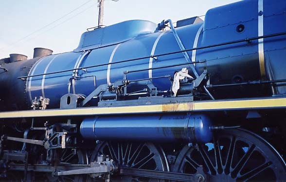 On the Driver's-side running board of R 711 the power-reverse apparatus is shown. This reduces the number of reversing wheel turns from twenty-two to four, to change direction. 18.8.2001. MARTYN BANE