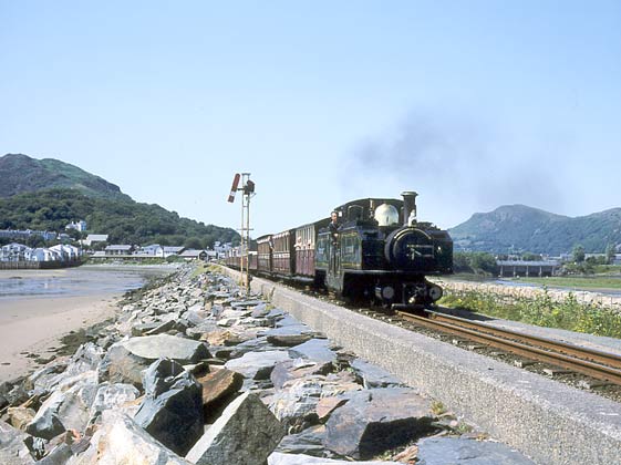 Double Fairlie 0-4-0+0-4-0 Earl of Meirioneth crosses The Cob leaving Porthmadog with the delayed 13:40 service. July 13 2003
