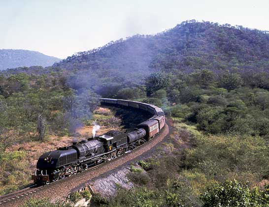 15th Class 4-6-4+4-6-4 406 performs a runpast on one of the sweeping curves a little way south of Thomson Junction. May 14 1997