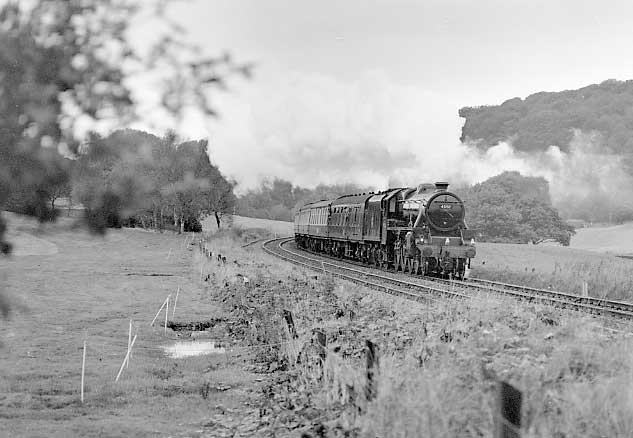 45157 (45407) heads past the golf course at Pleasington on her way from Liverpool to Carlisle. October 2000