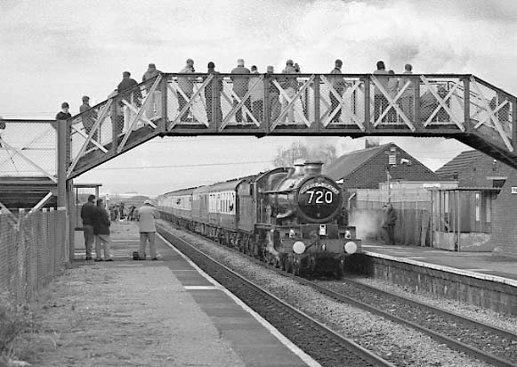 5029 Nunney Castle climbs through Pilning on her way to London Paddington. November 10 2001
