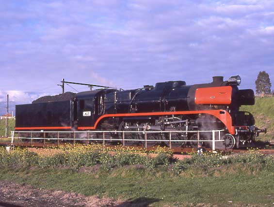 R703 on Newport Works turntable now faces the correct way for the railtour to Benalla. June 29 2001