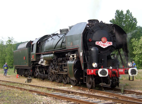 The hydrant at Montargis was in the yard, out from under the overhead wires. So the locomotive came off the train for servicing.
