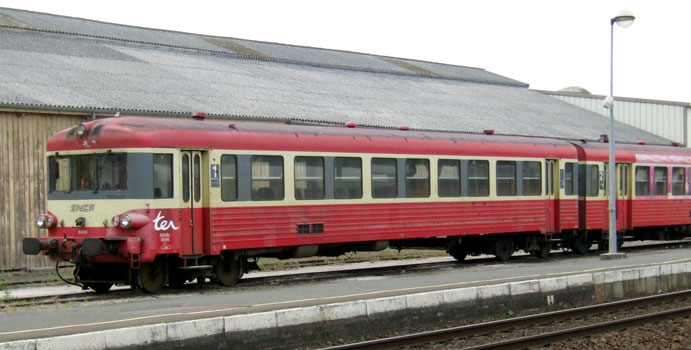 A rather shabby looking diesel unit at Montargis.