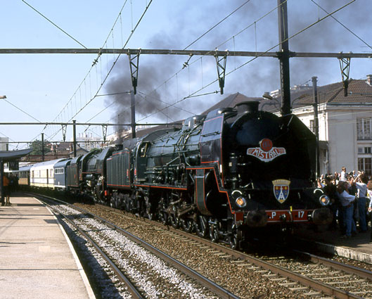 241P 17 and 141R 1199 take water at Chalon-sur-Sa&ocirc;ne.